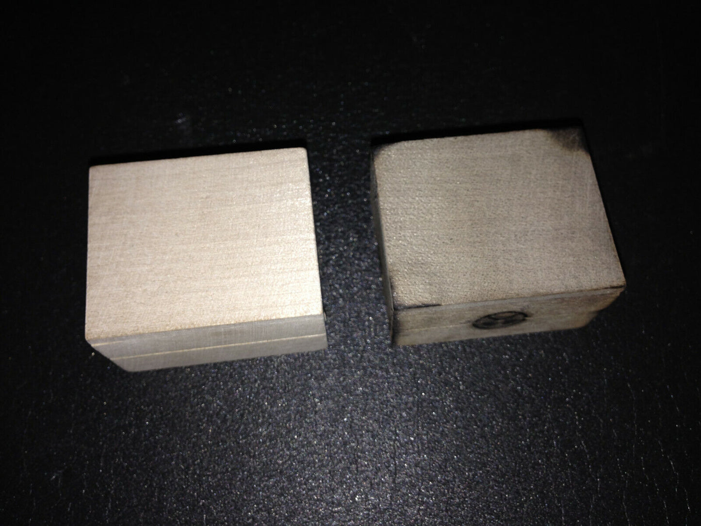 Kohlenkiste aus Holz gealtert mit Briketts u. Brandzeichen für Lkw Ladegut 1:12