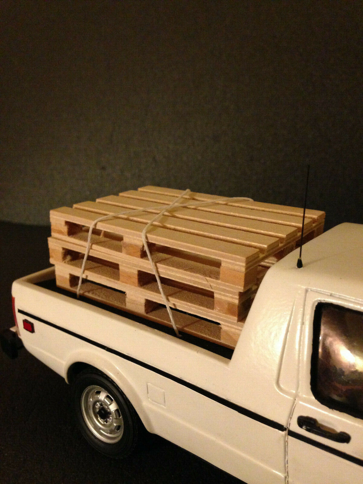 VW Caddy XXL US-Version im Used-Look mit Ladegut Tuning Diorama Volkswagen 1:18