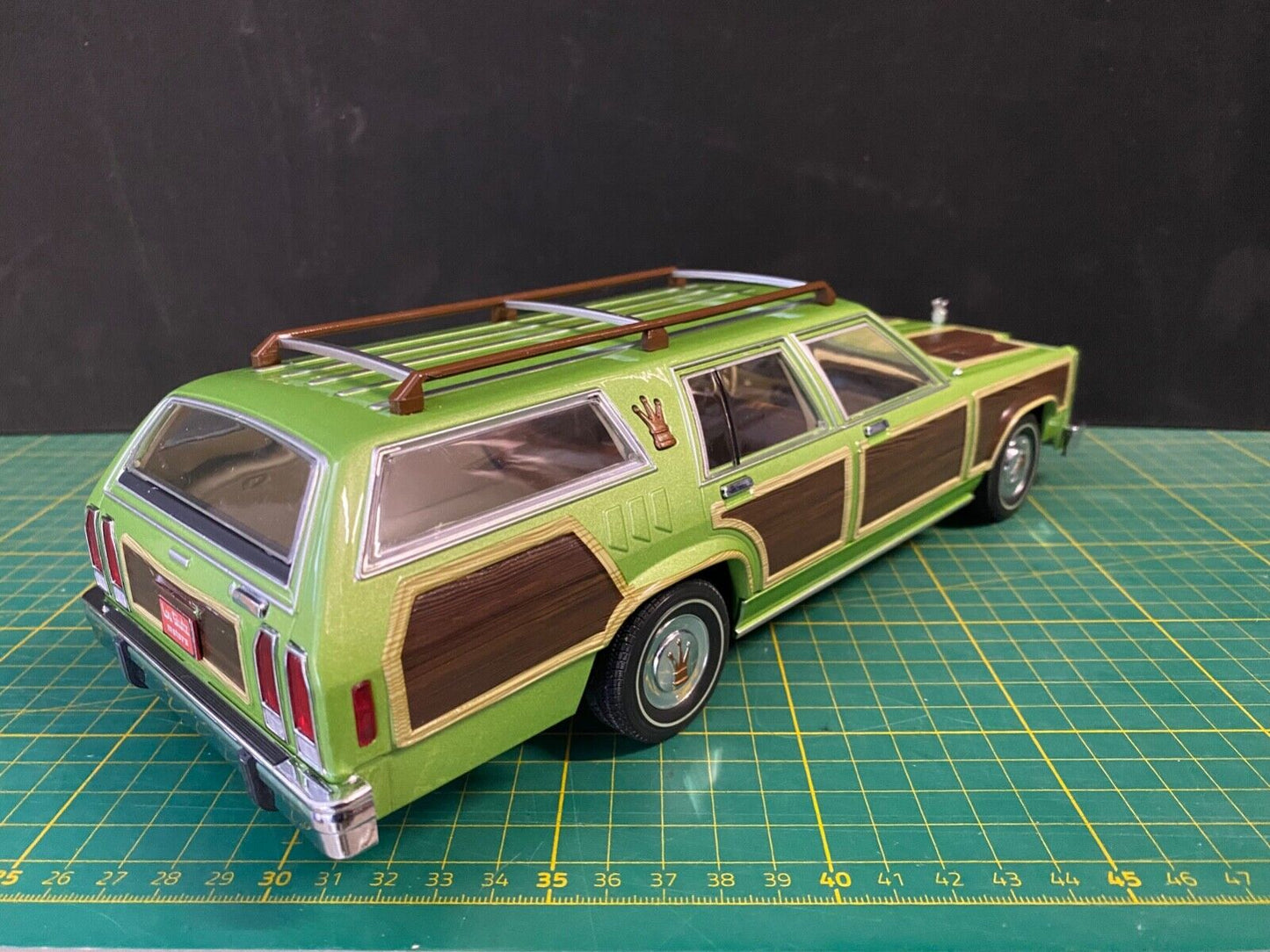 National Lampoon´s Vacation Family Truckster + original Lou Glutz plates 1:18