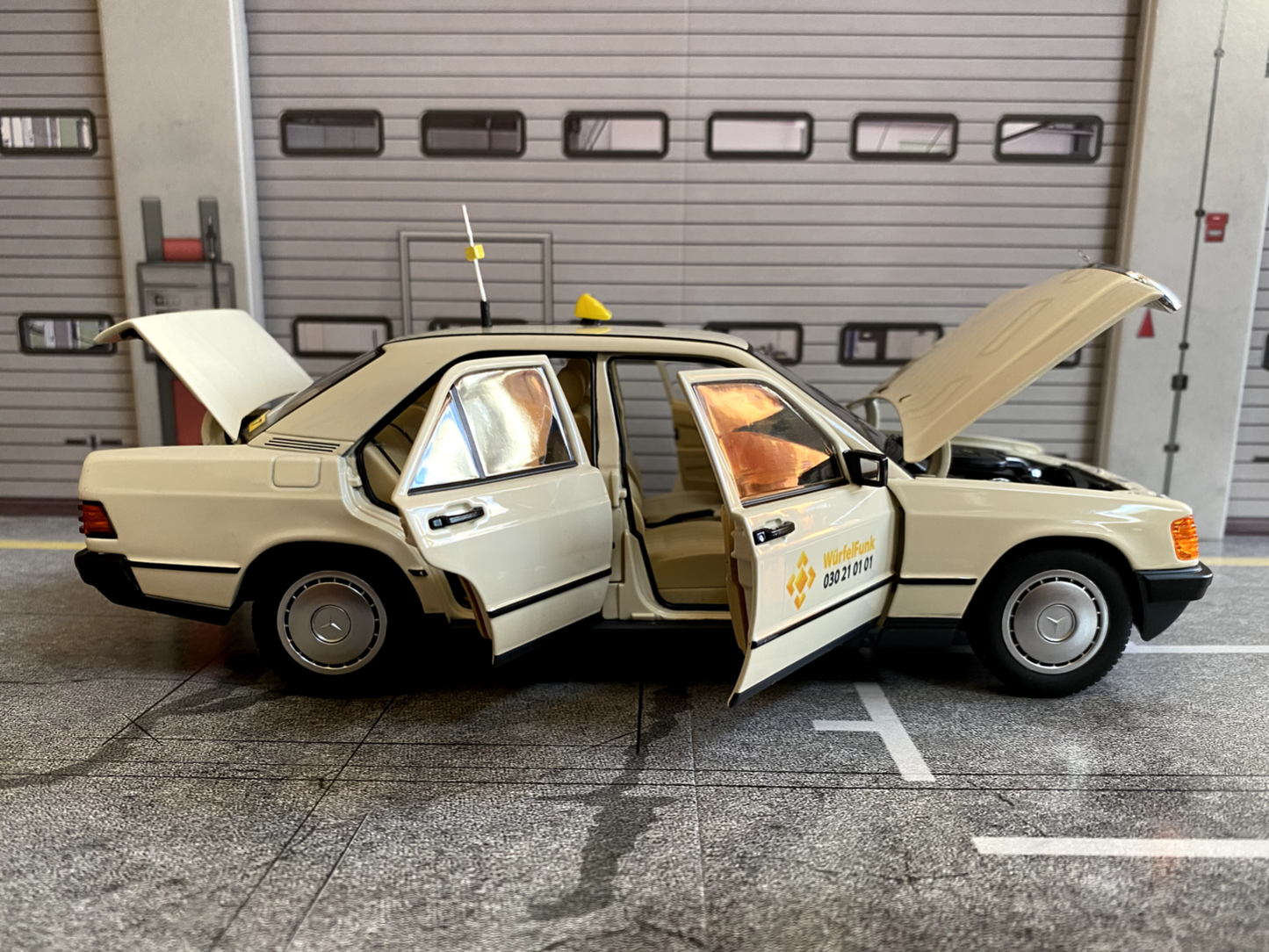 Mercedes Benz 190 E W 201 W201 Taxi Umbau Würfelfunk (alles zu öffnen) 1:18