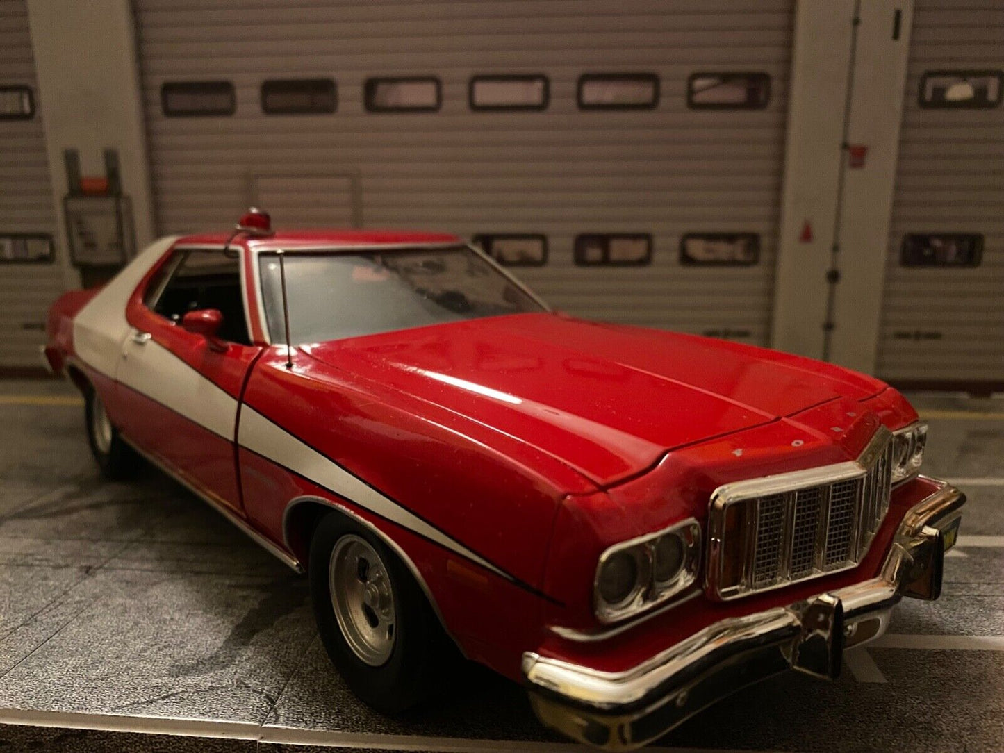 Starsky & Hutch Ford Gran Torino Umbau mit Beleuchtung Licht Teardrop Light 1:18