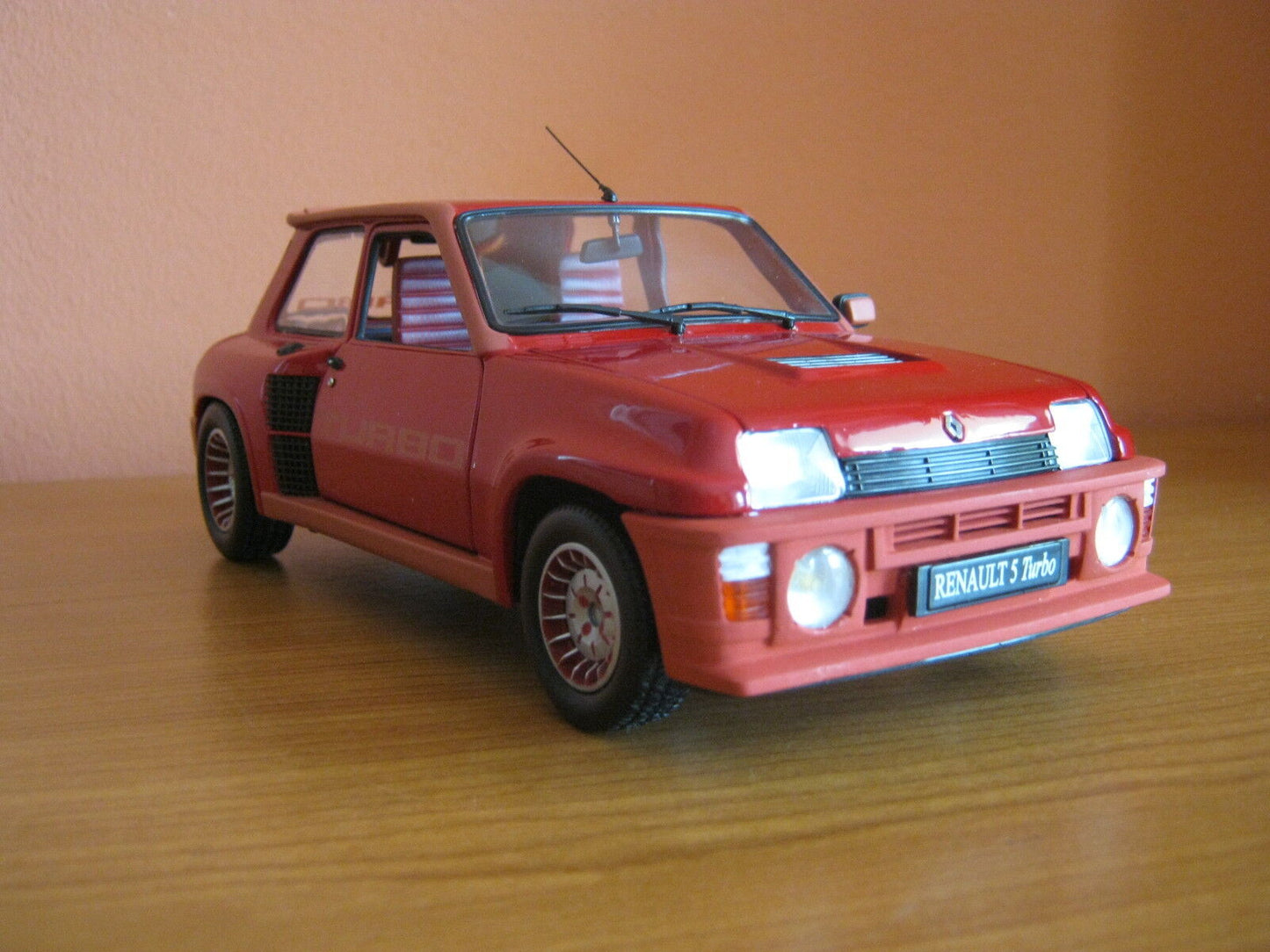 Renault 5 Turbo Umbau Modifikation mit Maxi Turbo Frontstoßstange Code 3 1:18