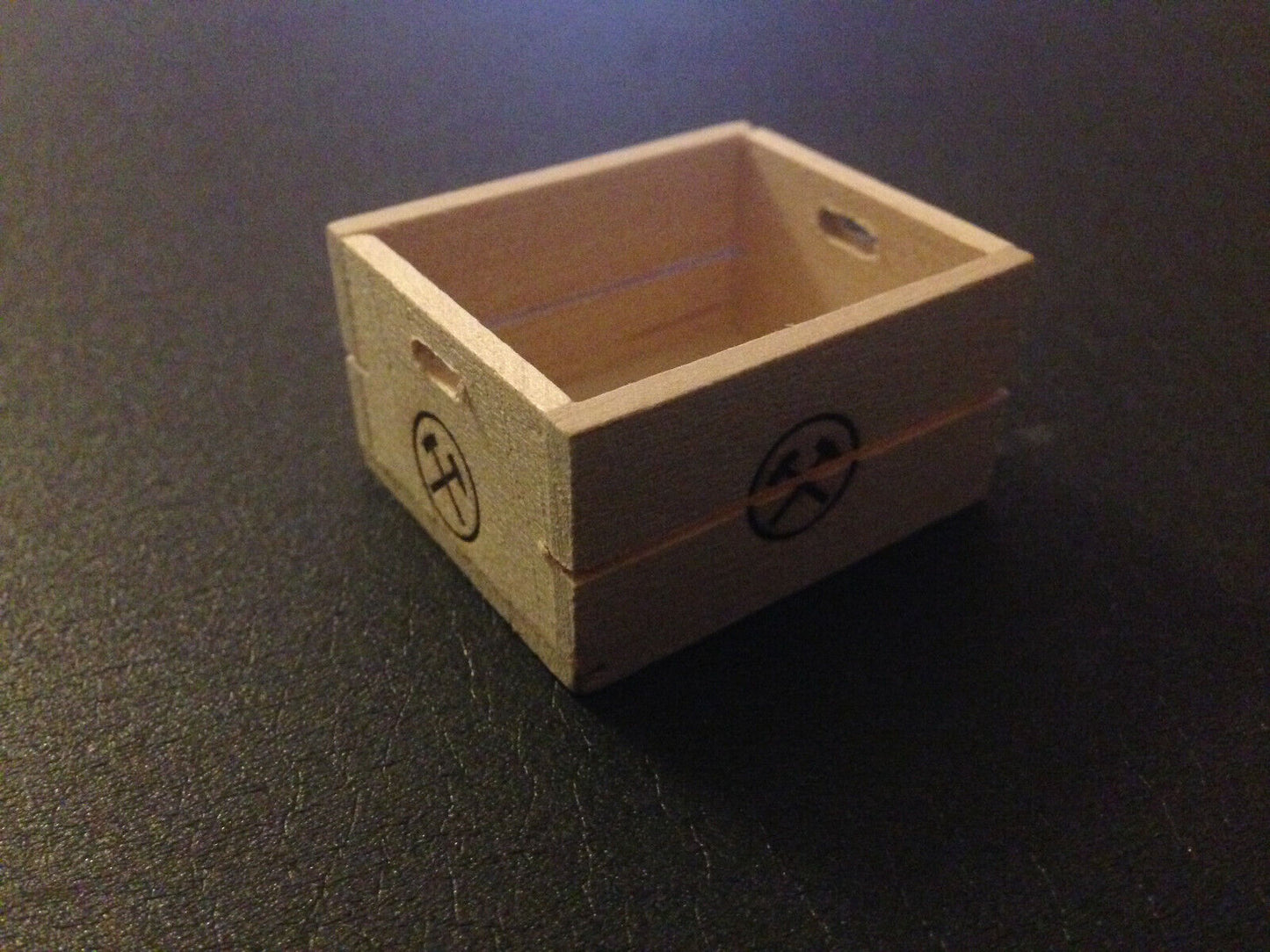 Kohlenkiste Holz mit Brandzeichen als Ladegut für Lkw 1:12 Diorama Puppenhaus