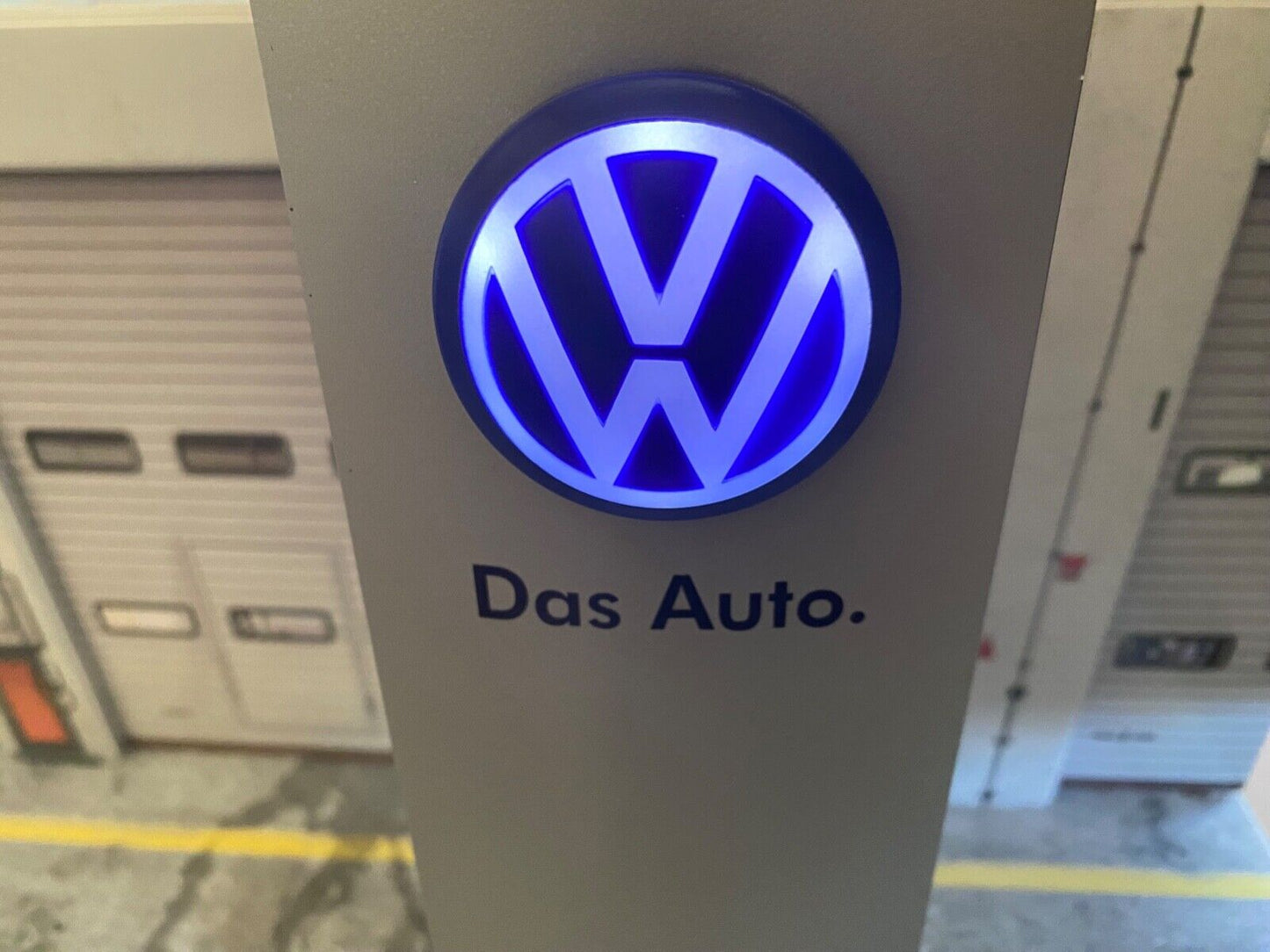 VW Pylon mit Beleuchtung für Diorama aus Aluminium / Kunststoff ca. 28 cm 1:18