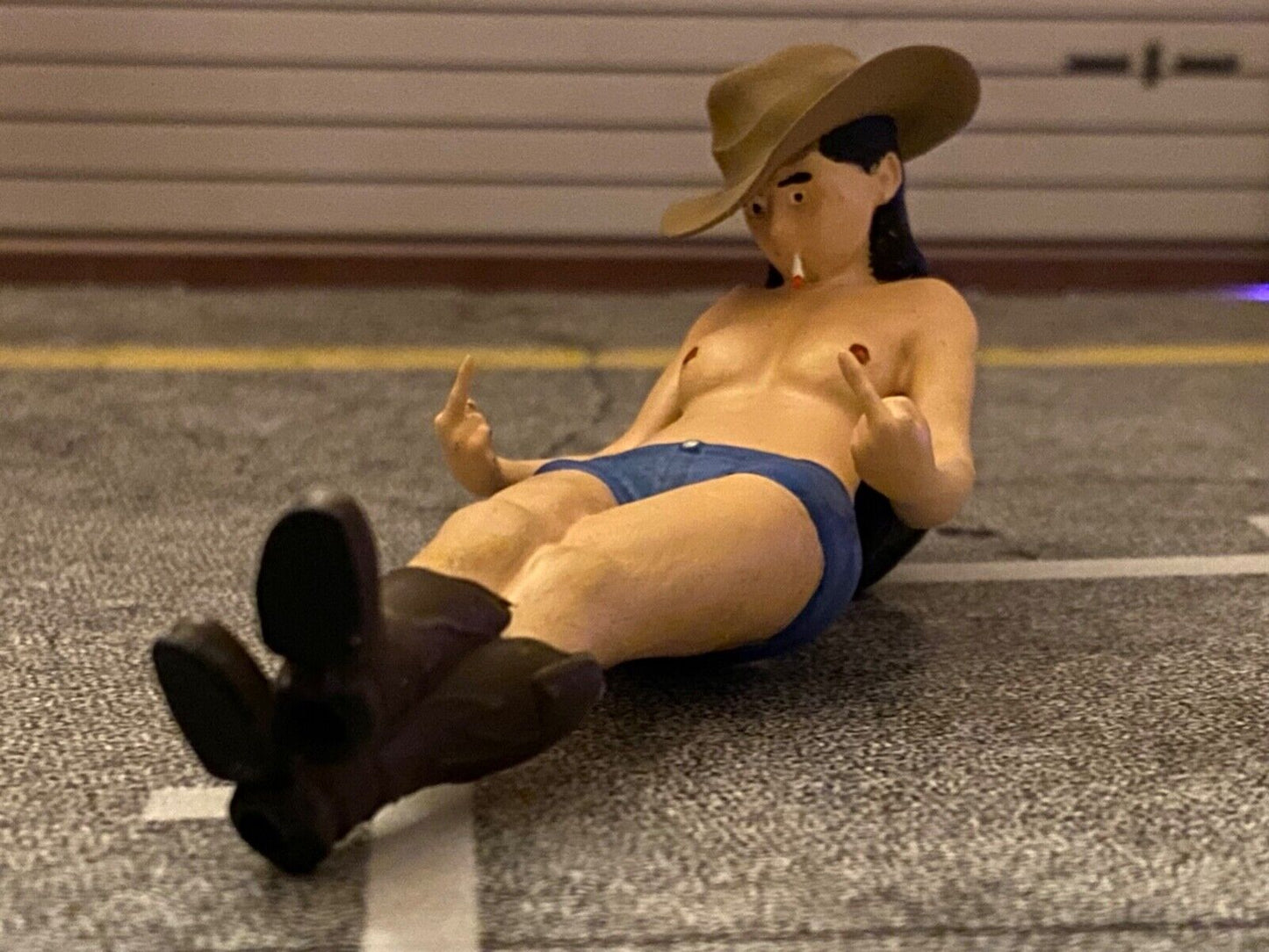 Sexy nackte Cowgirl Figur mit Zigarette Naked Cowgirl figure with cigarette 1:18