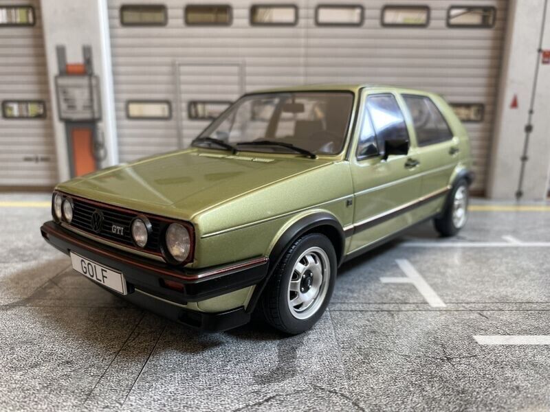 VW Golf 4-Türer in Inarisilber mit ATS-Felgen "1 of 1" Tuning Diorama 1:18