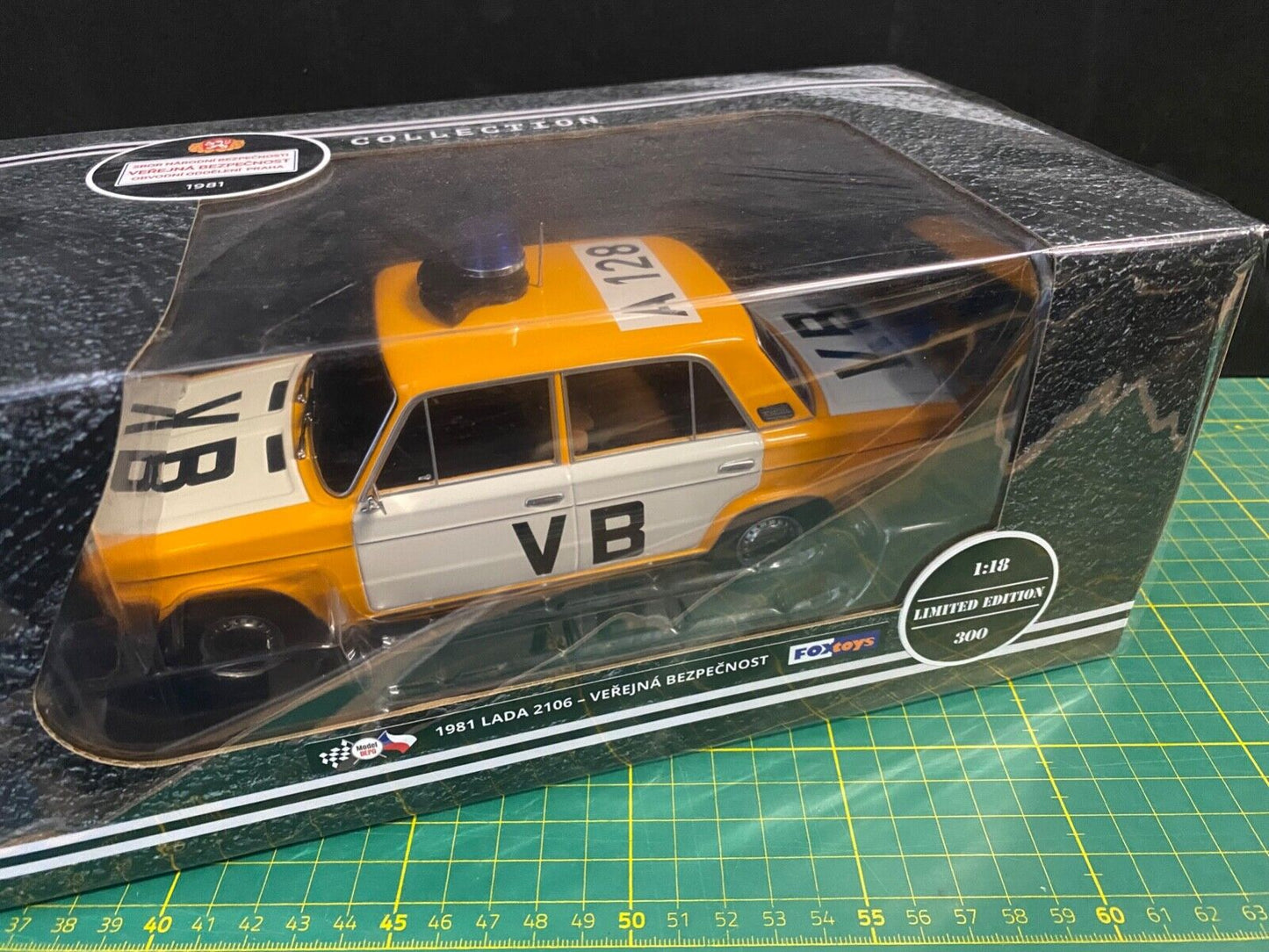 Lada 1600 VB CSSR ähnlich aus James Bond 007 "The Living Daylights" Triple9 1:18