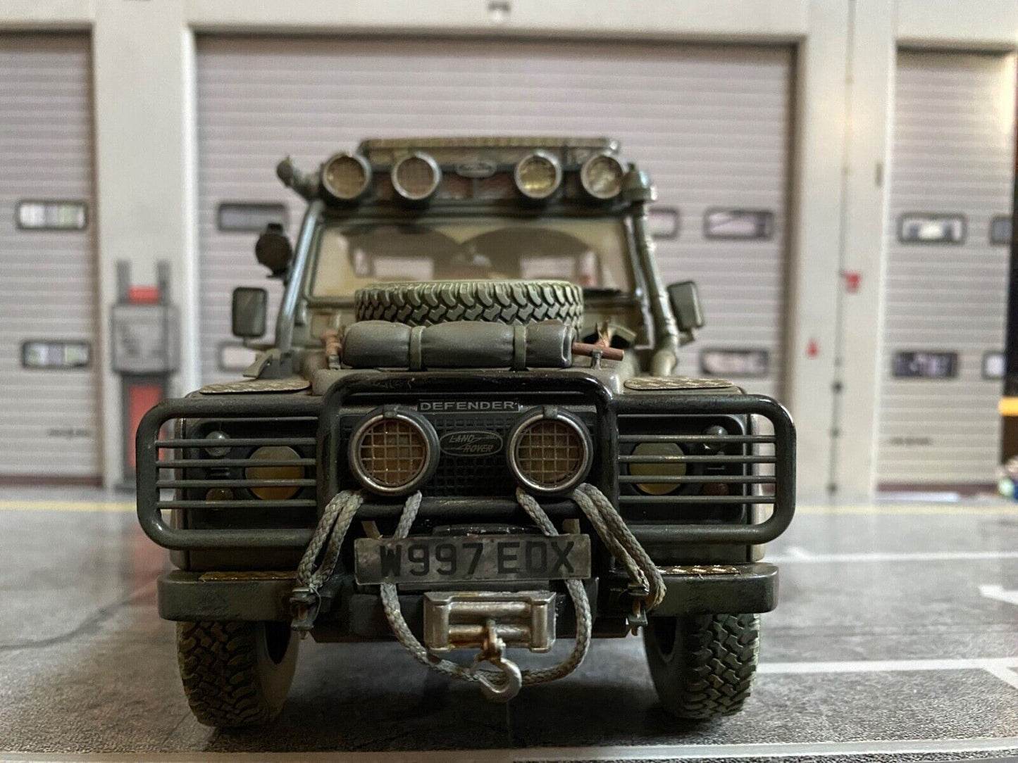 Land Rover Defender Tomb Raider weathered + Lara Croft Figur Angelina Jolie 1:18