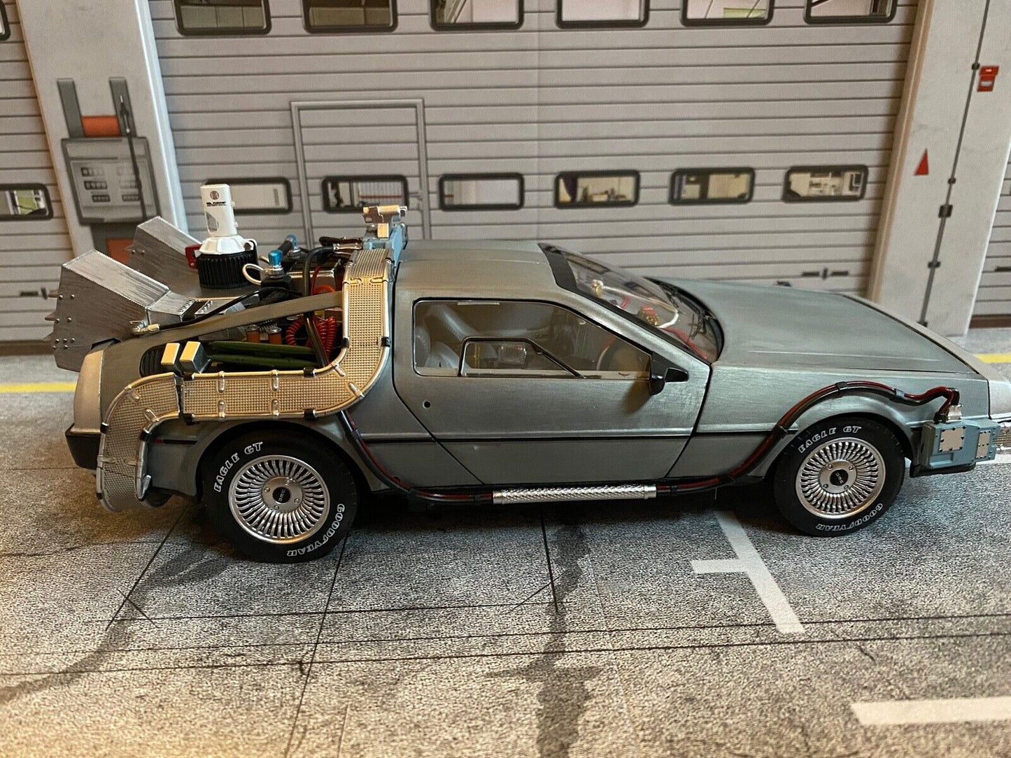DeLorean Back to the Future Zurück in die Zukunft Hot Wheels Sound & Light 1:18
