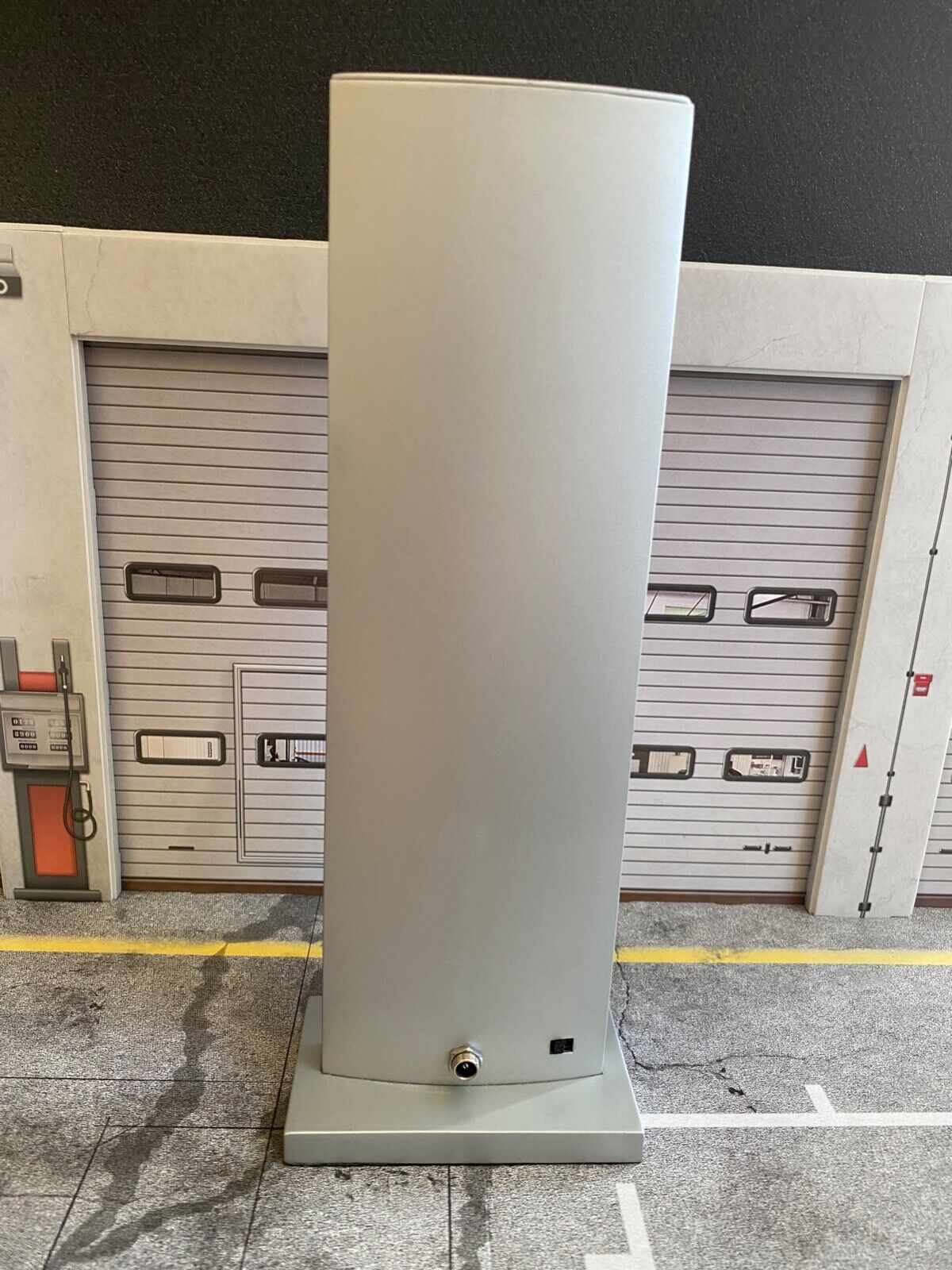 VW Pylon mit Beleuchtung für Diorama aus Aluminium / Kunststoff ca. 28 cm 1:18