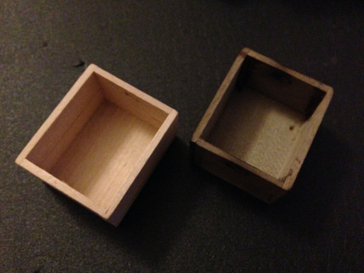 Kohlenkiste aus Holz gealtert mit Briketts u. Brandzeichen für Lkw Ladegut 1:12