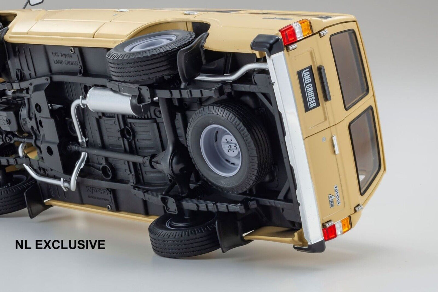 Toyota Land Cruiser 60 (J6) Traditional Beige Kyosho Neu in OVP new in box 1:18