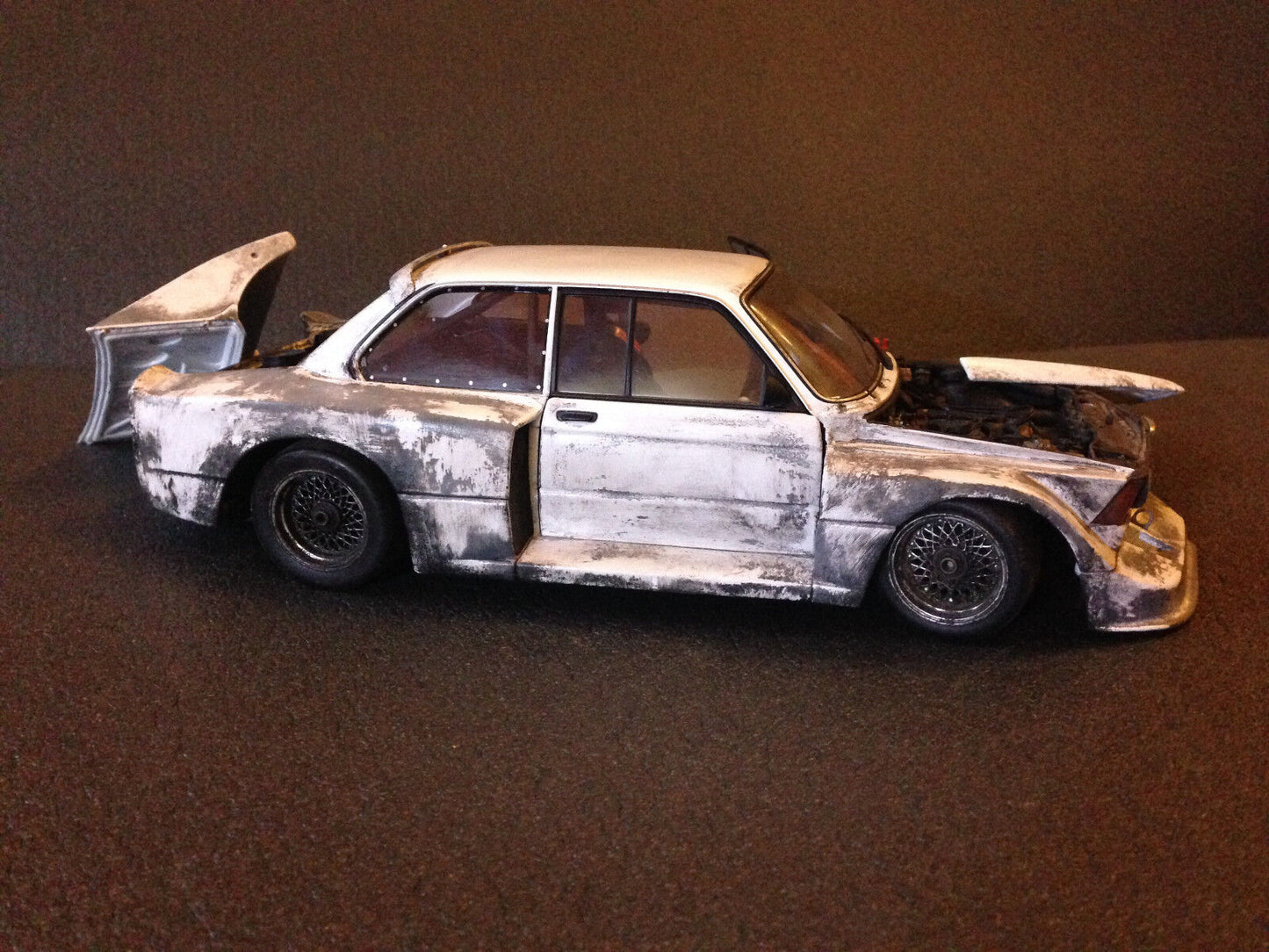 BMW 320i 1977 Gr. 5 E21 Diorama Scheunenfund Schrottplatz Tuning Umbau 1:18