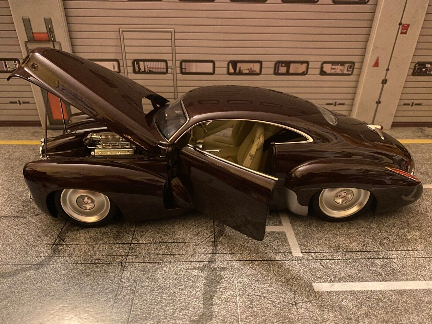 Holden Efijy 2005 Concept Car based on a Chevrolet Corvette V8 new in box 1:18