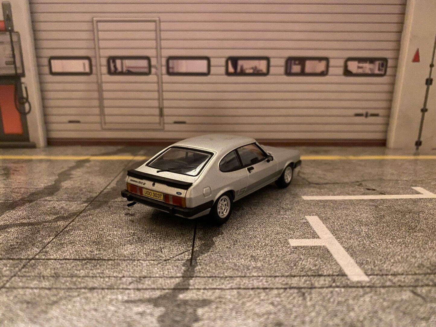 Bodie´s Ford Capri 3.0S The Professionals Die Profis RHD Mk3 MkIII Silber 1:43