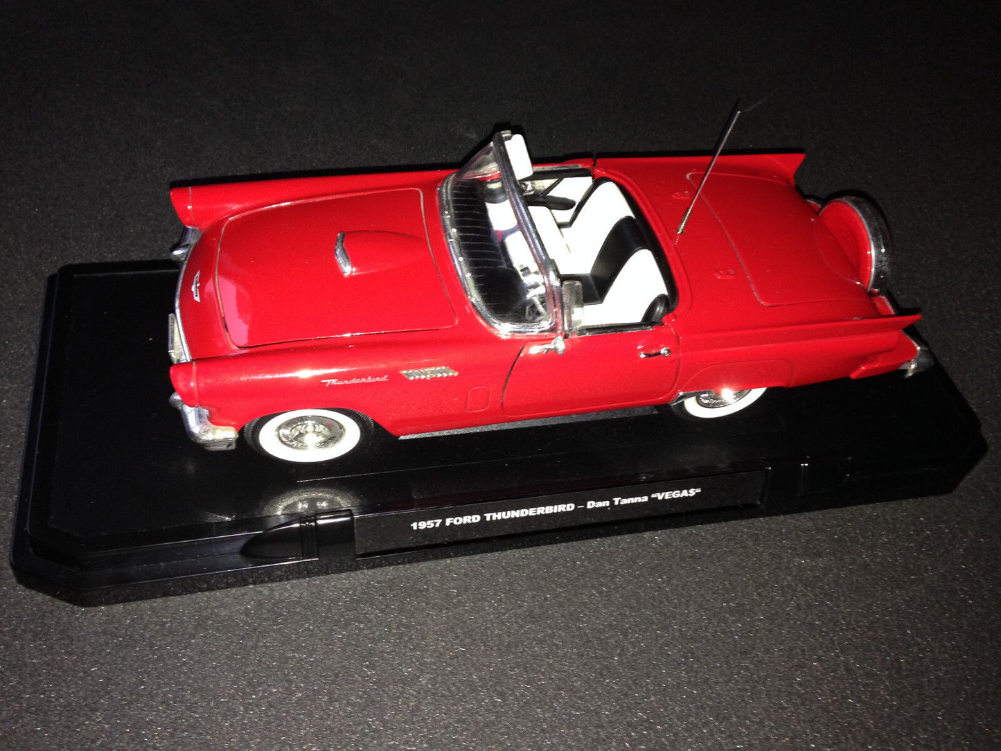 1957 Ford Thunderbird VEGA$ Dan Tanna TV-Series Umbau VEGAS Robert Urich 1:18
