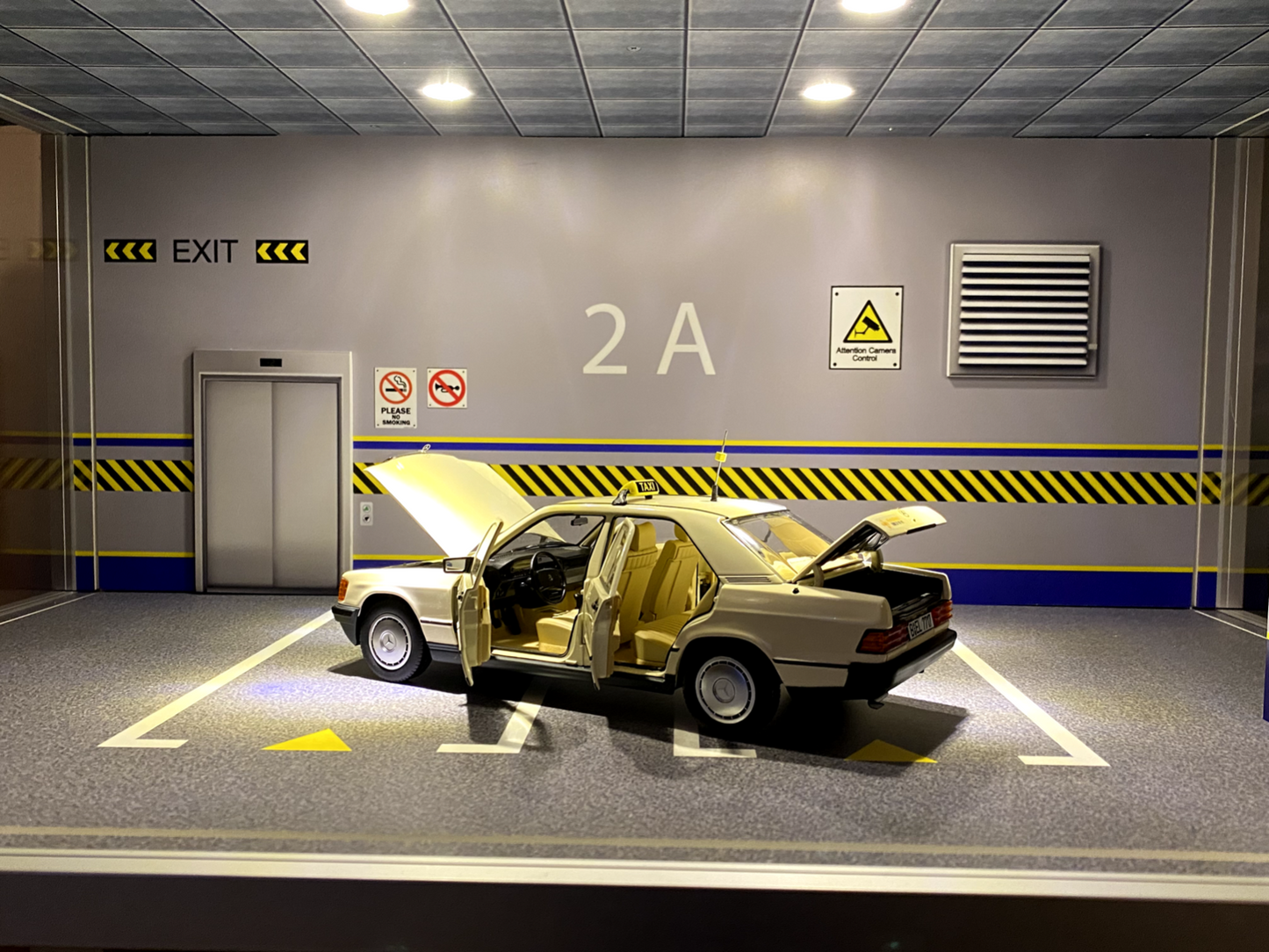 Mercedes Benz 190 E W 201 W201 Taxi Umbau Würfelfunk (alles zu öffnen) 1:18