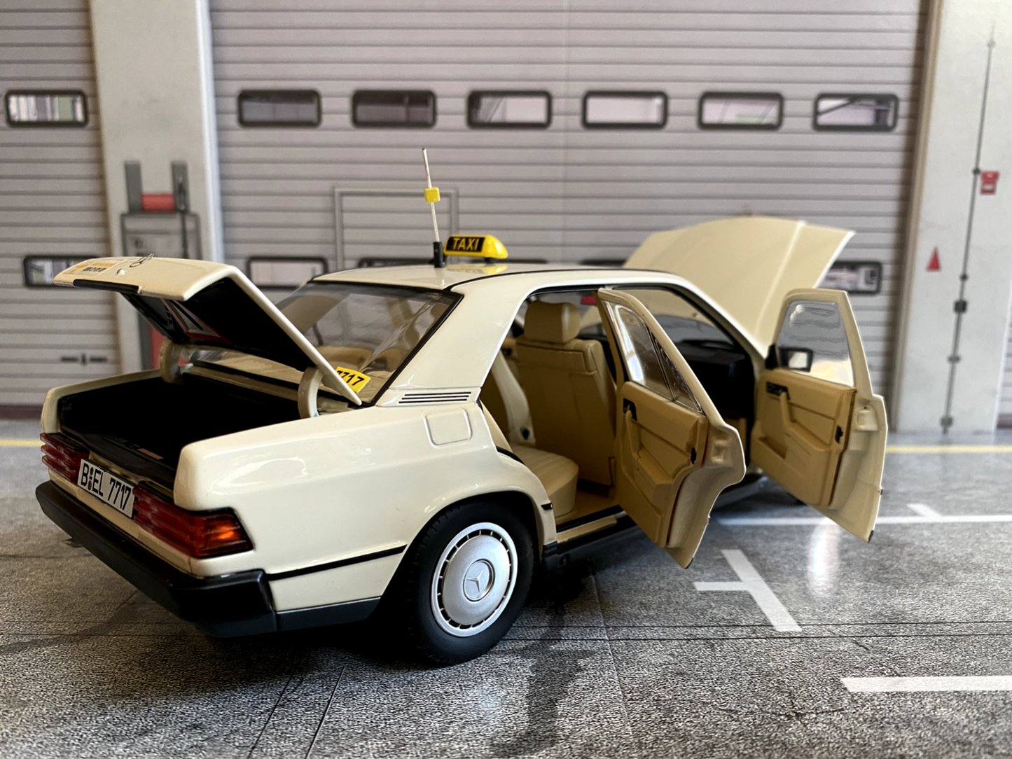 Mercedes Benz 190 E W 201 W201 Taxi Umbau Würfelfunk (alles zu öffnen) 1:18