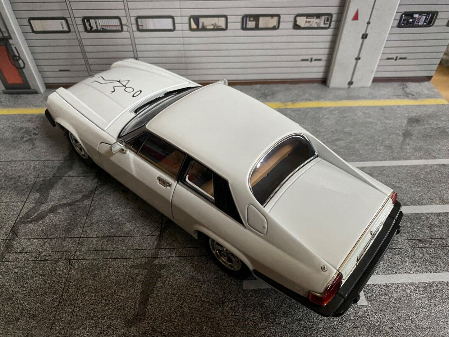 Jaguar XJ-S Simon Templar THE RETURN OF THE SAINT with Saint hood decal XJS 1:18