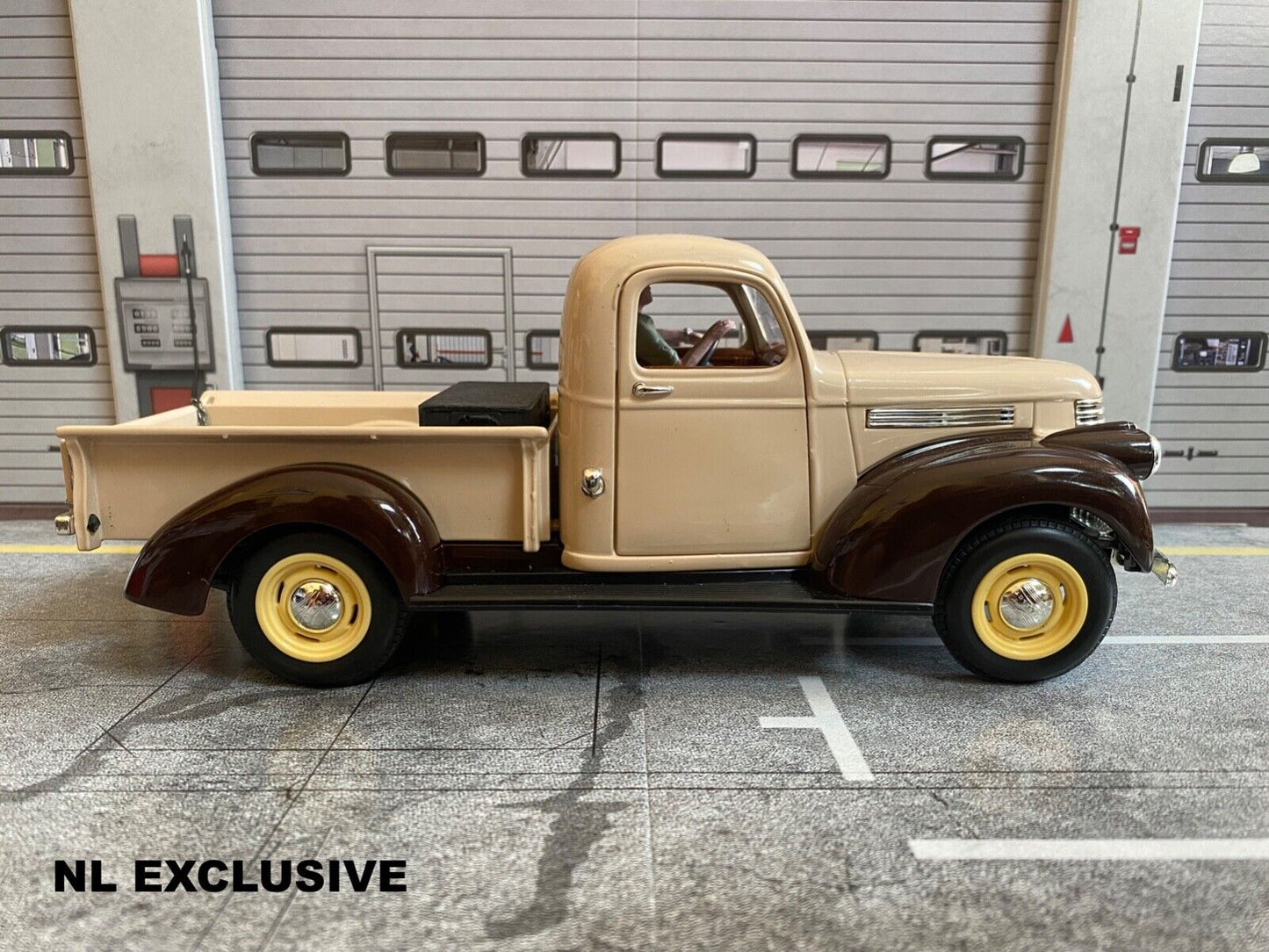 1946 Chevy Pick Up 80s MacGyver TV-Serie + Figur Chevrolet ½-ton Truck 1:18/1:19