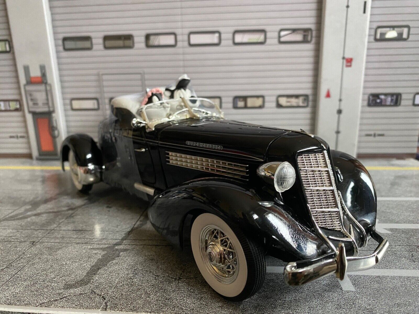Auburn 851 Speedster Boattail Pepe & Penelope Just Married Ertl Warner Bros 1:18