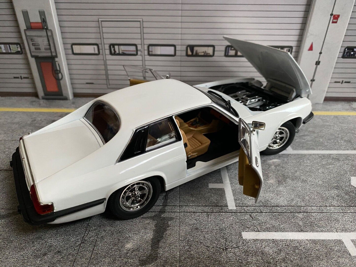 Jaguar XJ-S Simon Templar THE RETURN OF THE SAINT with Saint hood decal XJS 1:18