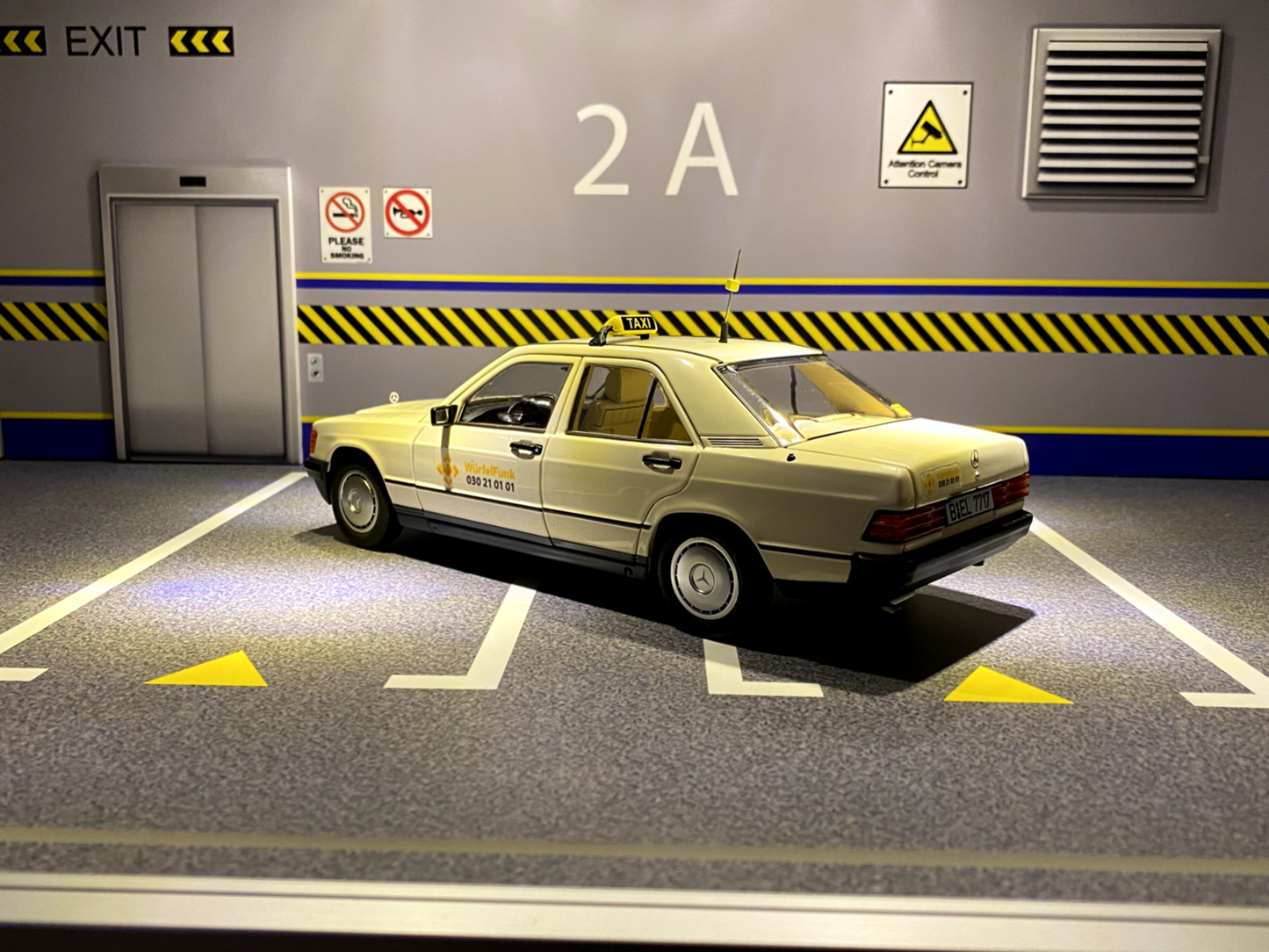 Mercedes Benz 190 E W 201 W201 Taxi Umbau Würfelfunk (alles zu öffnen) 1:18