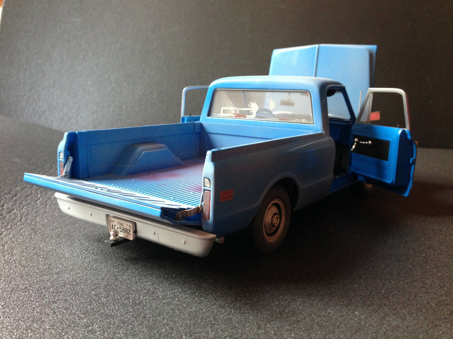 Chevrolet C10 Chevy C-10 The Texas Chainsaw Massacre + Leatherface Figur 1:18