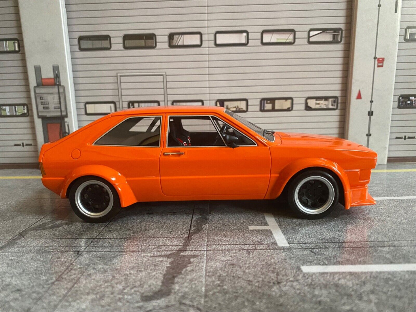 VW Scirocco GT Gr.2 Breitbau Orange mit roter 06er Nummer Tuning Diorama 1:18