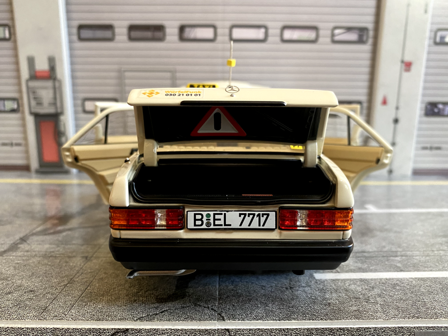 Mercedes Benz 190 E W 201 W201 Taxi Umbau Würfelfunk (alles zu öffnen) 1:18