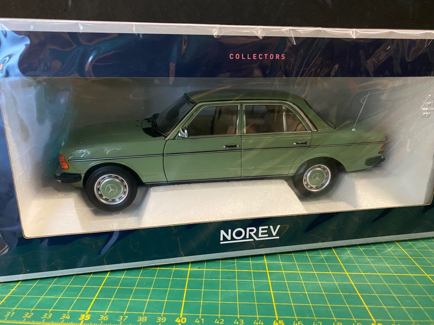 Mercedes Benz 200 Grün 1982 W123 183796 Norev Neu in OVP 1:18