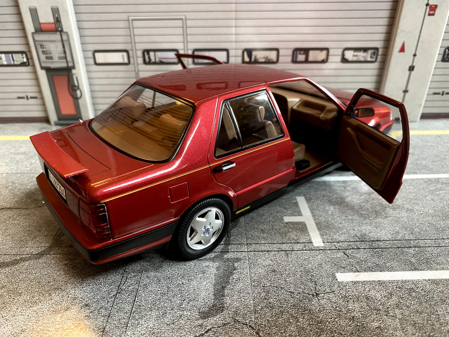 Lancia Thema 8.32 Ferrari geöffneter Heckspoiler/Open Rear Wing Winner Red 1:18