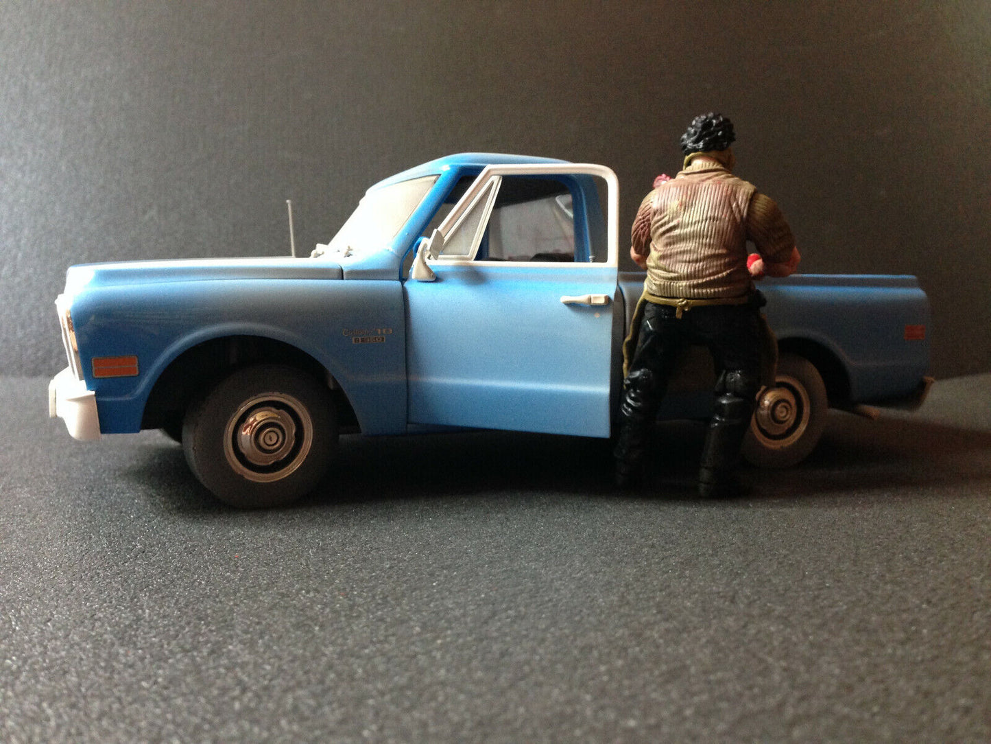 Chevrolet C10 Chevy C-10 The Texas Chainsaw Massacre + Leatherface Figur 1:18