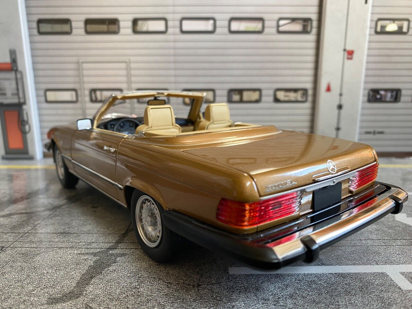 Mercedes Benz 300 SL Gold Metallic R107 Umbau auf US-Version Barock Felgen 1:18