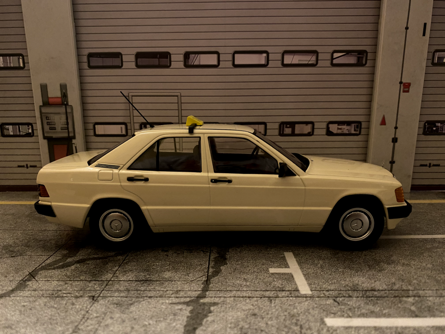 Mercedes Benz 190E Klasse W107 Taxi mit Berliner Kennzeichen (geprägt) 1:18