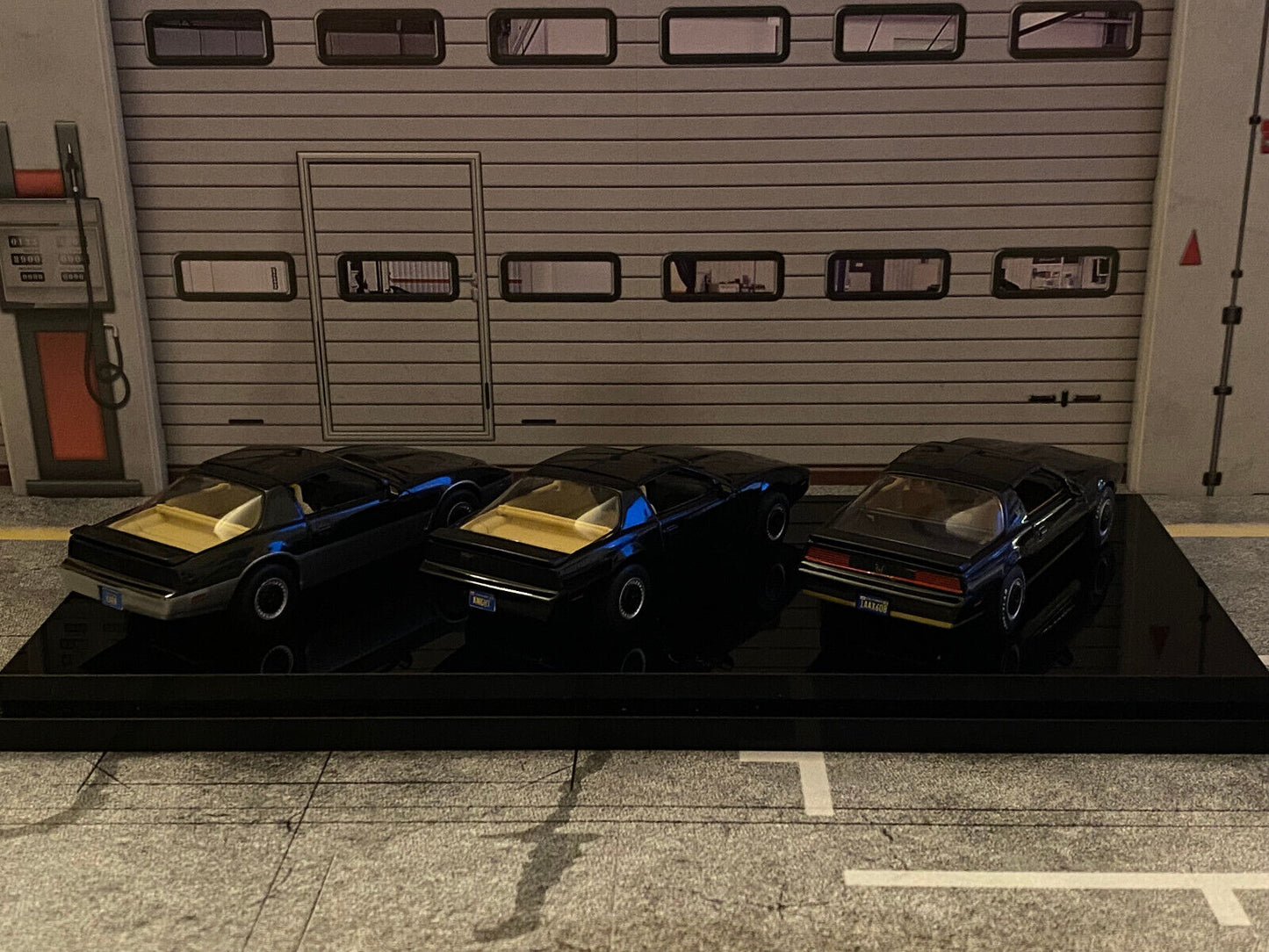Knight Rider 3er-Set Michael Long First Car + K.I.T.T. + K.A.R.R. + Vitrine 1:43