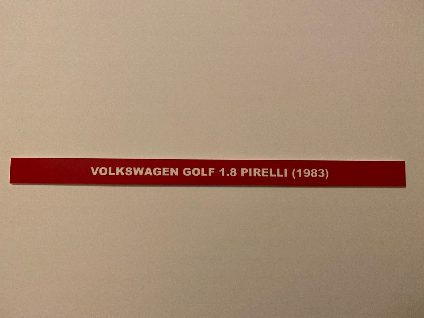 Sockelschild VOLKSWAGEN GOLF 1.8 PIRELLI (1983) geprägt & selbstklebend für 1:18