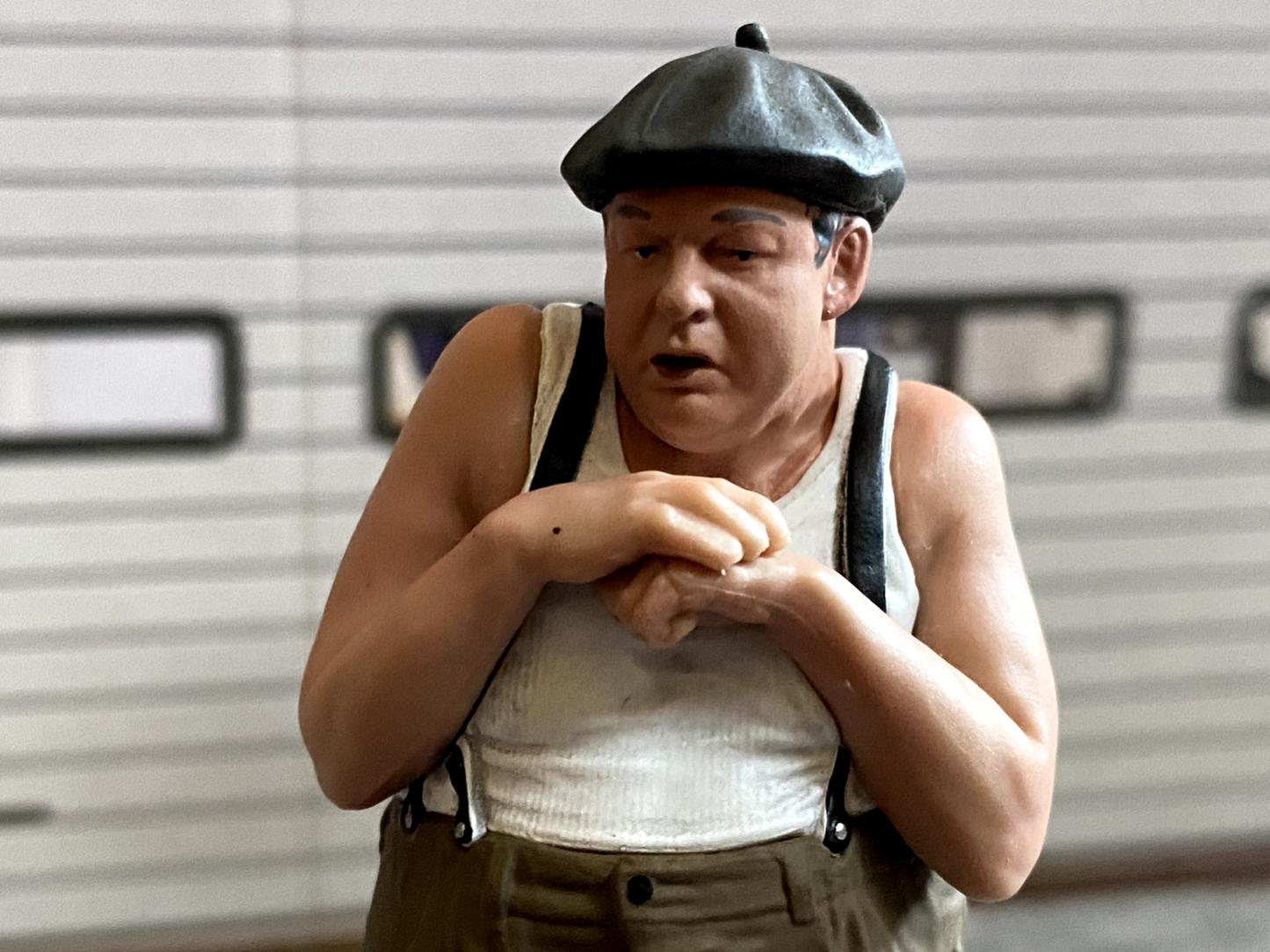 Ugo Fantozzi-Figur (ca. 10,5cm) -Paolo Villaggio- für Fantozzi´s Bianchina 1:18