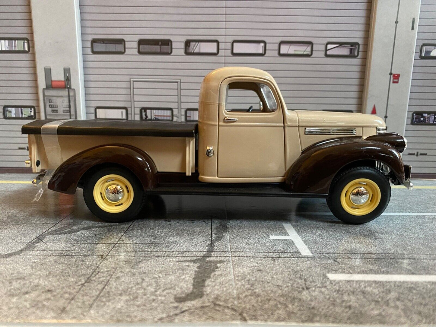 1946 Chevy Pick Up 80s Basis für MacGyver TV-Serien Pickup Umbau NEU 1:18 / 1:19