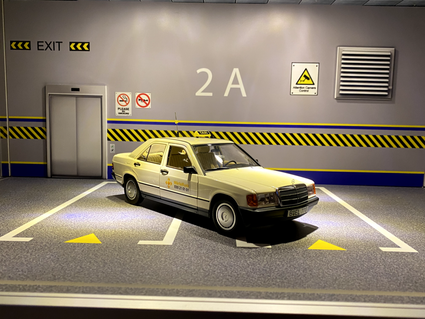 Mercedes Benz 190 E W 201 W201 Taxi Umbau Würfelfunk (alles zu öffnen) 1:18