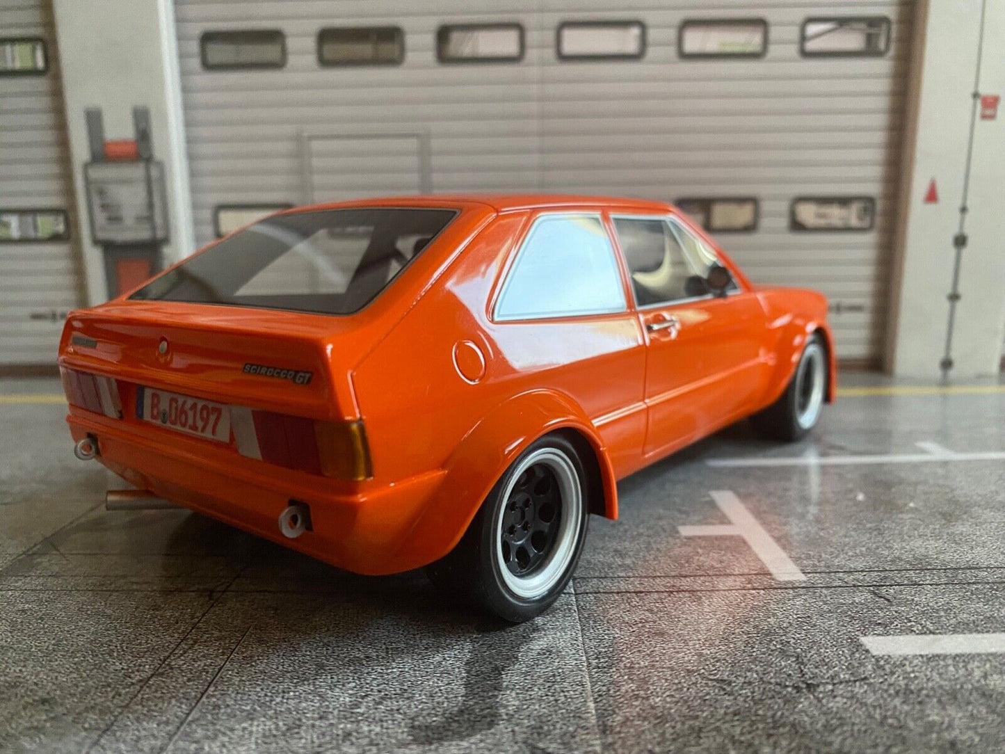 VW Scirocco GT Gr.2 Breitbau Orange mit roter 06er Nummer Tuning Diorama 1:18