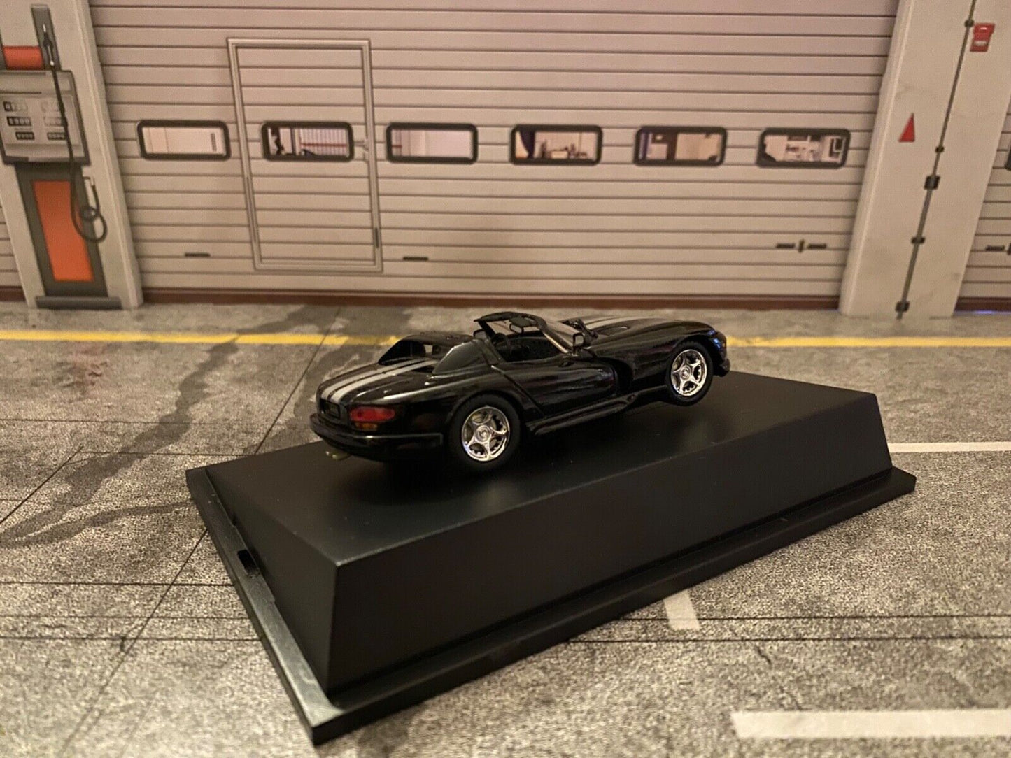 Dodge Viper RT/10 schwarz mit silbernen Streifen 1:43