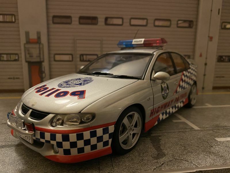 Holden Commodore VX SS Victoria Police SMART Highway Patrol Polizei AUTOart 1:18