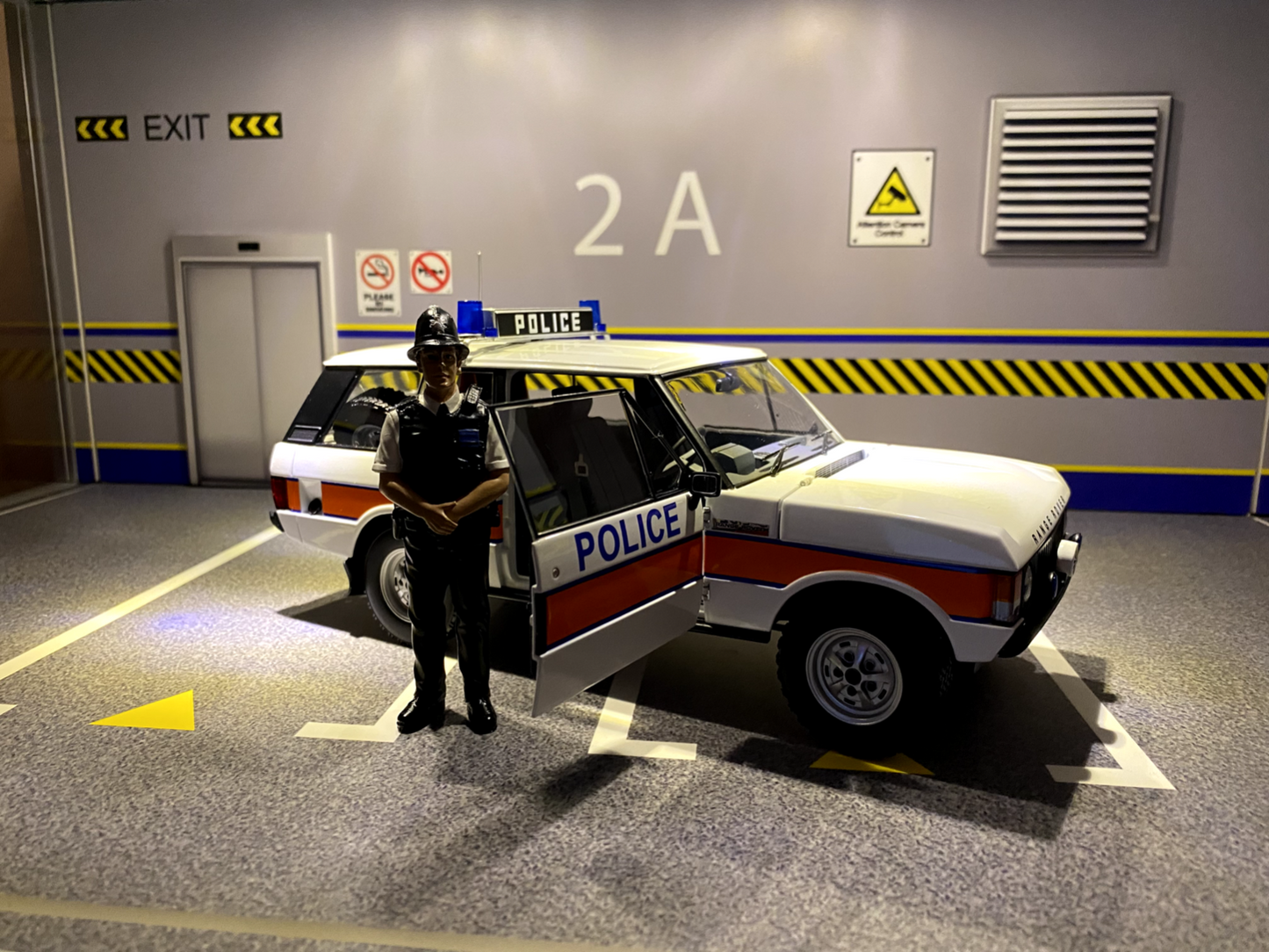 Range Rover Classic Police Car 1980 Almost Real ALM810115 + Figur Neu OVP 1:18
