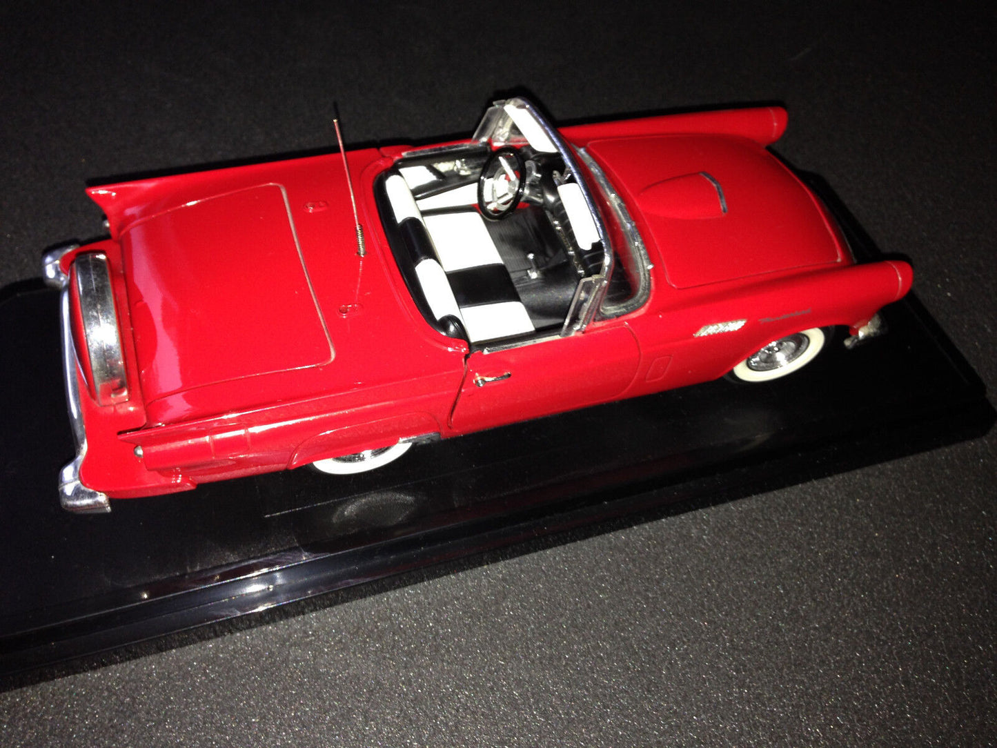 1957 Ford Thunderbird VEGA$ Dan Tanna TV-Series Umbau VEGAS Robert Urich 1:18