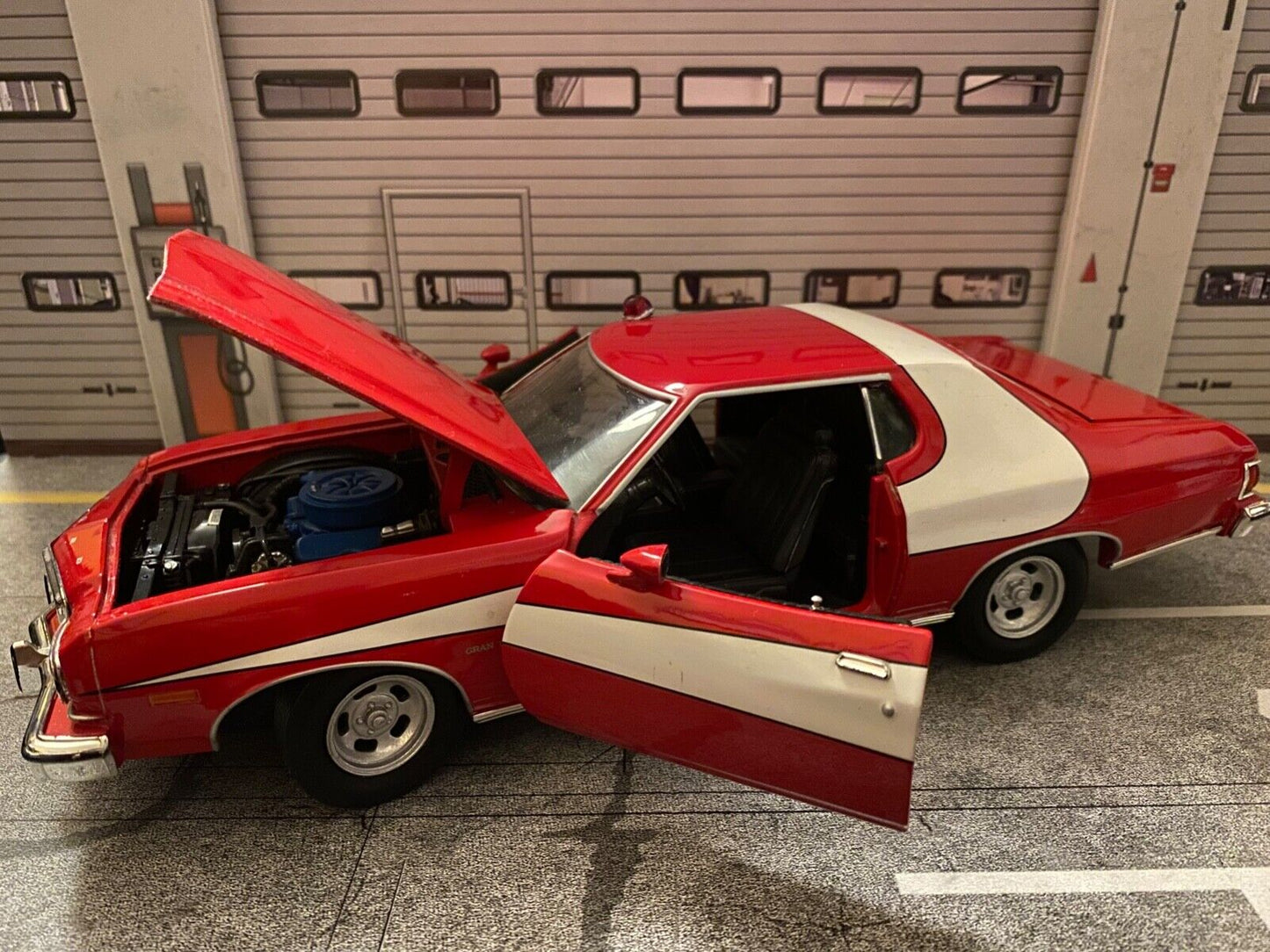 Starsky & Hutch Ford Gran Torino Umbau mit Beleuchtung Licht Teardrop Light 1:18