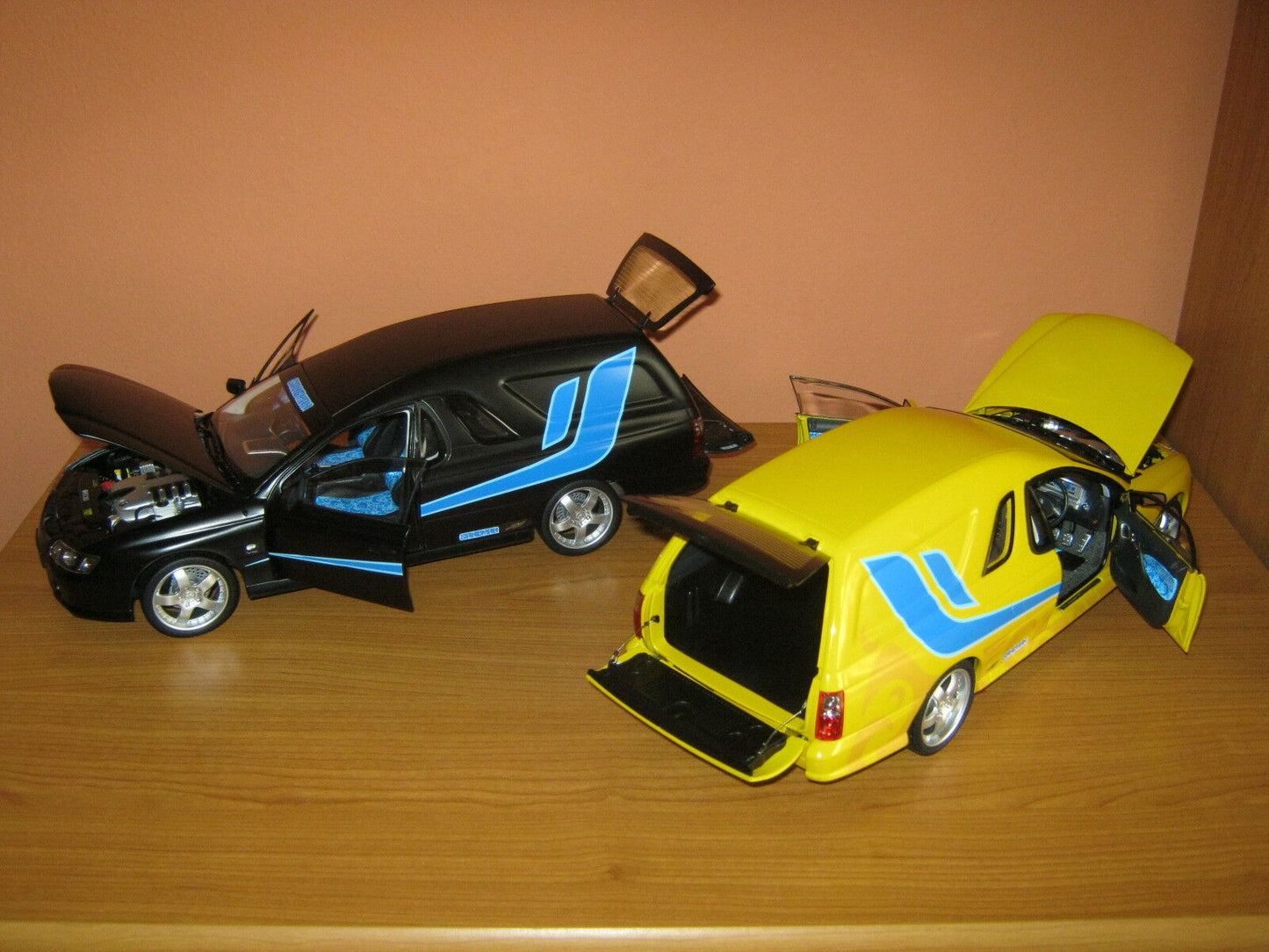 2x Holden Custom Sandman EXPO 2013 Panelvan Classic Carlectables OVP 1:18