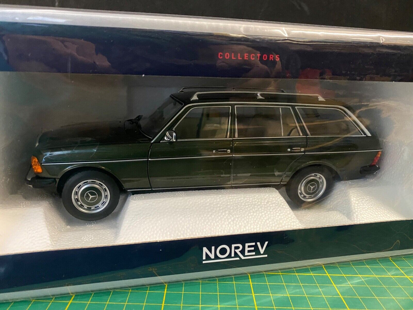 Mercedes Benz 200 T Kombi Grün Metallic S123 W123 183730 Norev Neu in OVP 1:18