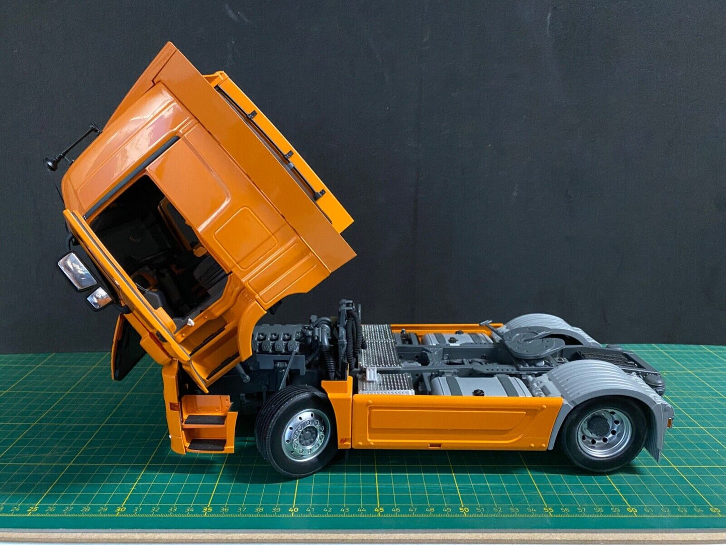 Mercedes Benz Actros Sondermodell IAA Pure Orange Limited 1 von 100 Eligor 1:18