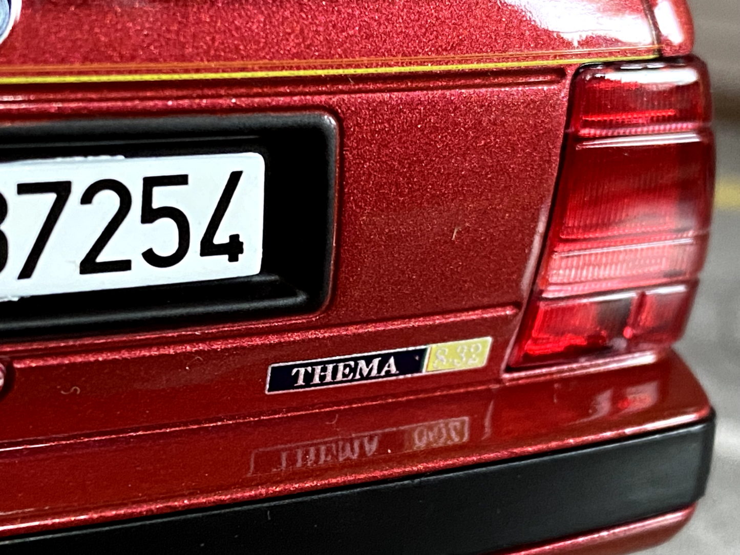 Lancia Thema 8.32 Ferrari geöffneter Heckspoiler/Open Rear Wing Winner Red 1:18
